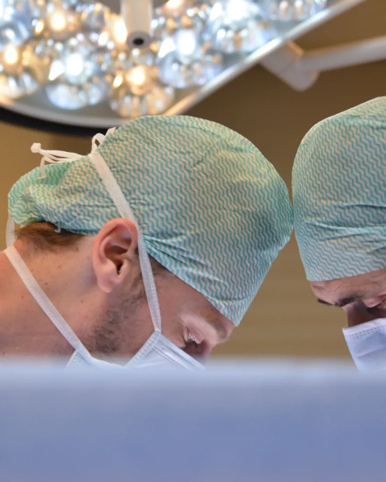 To kirurger som opererer sammen. Foto.