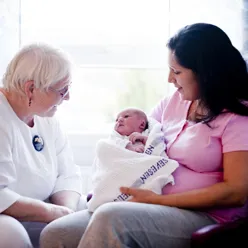 jordmor snakker med mor og nyfødt