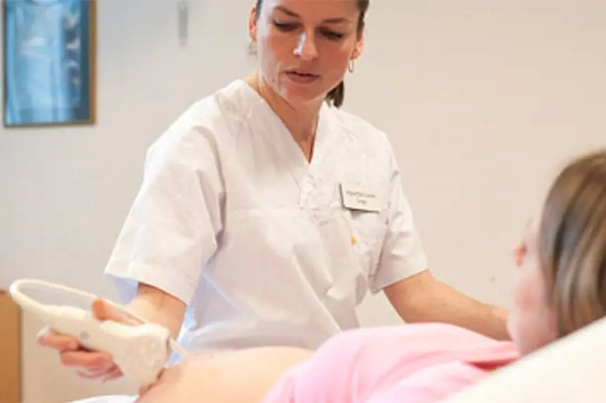 Lege tar ultralyd på gravid kvinne. Foto