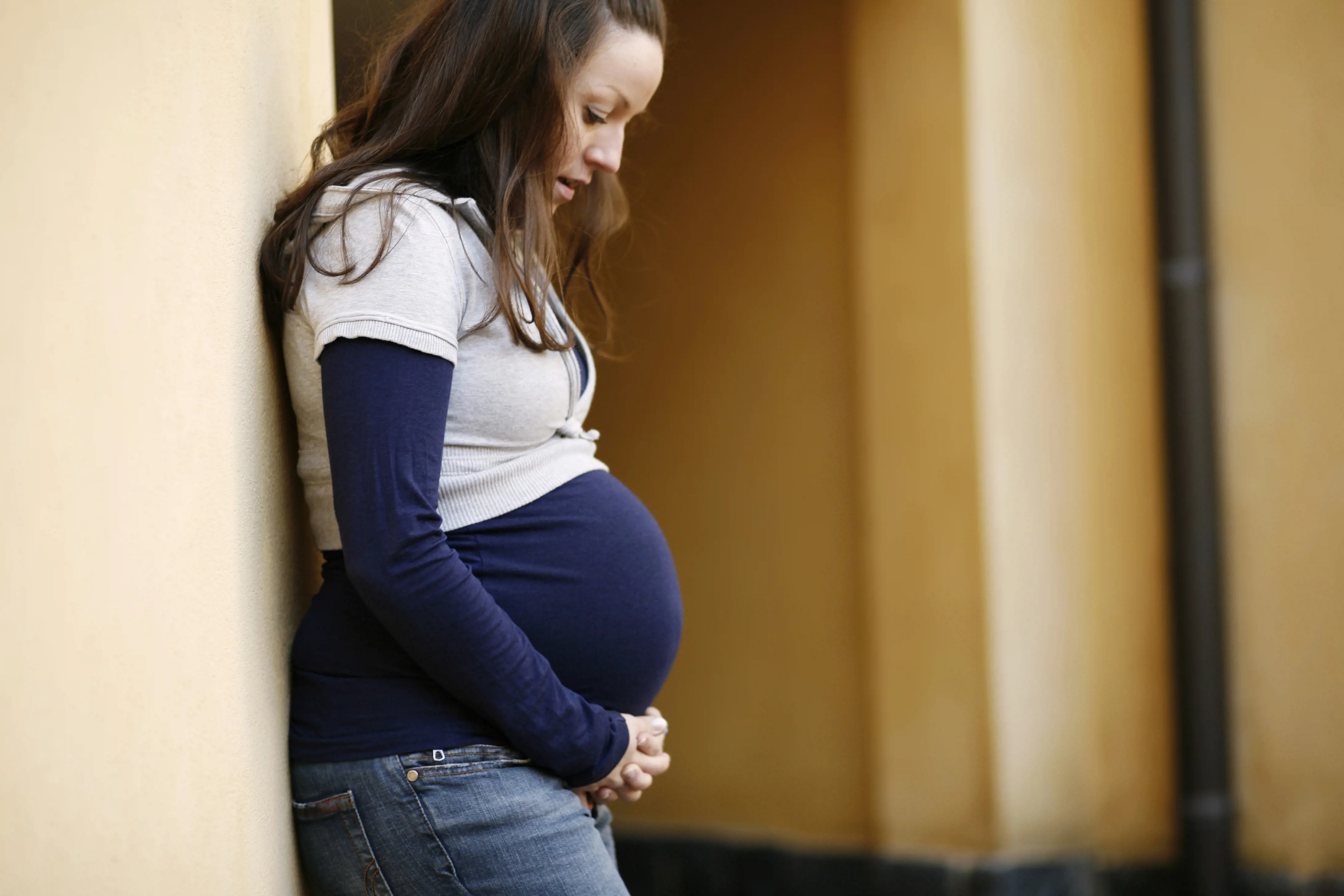 Gravid kvinne i profil. Foto