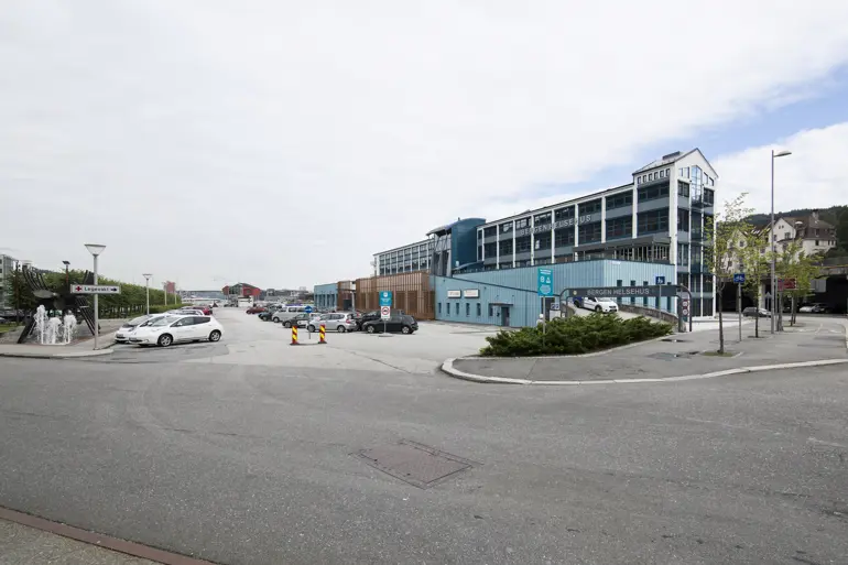 Eksteriør Bergen helsehus og parkeringsplass. Foto
