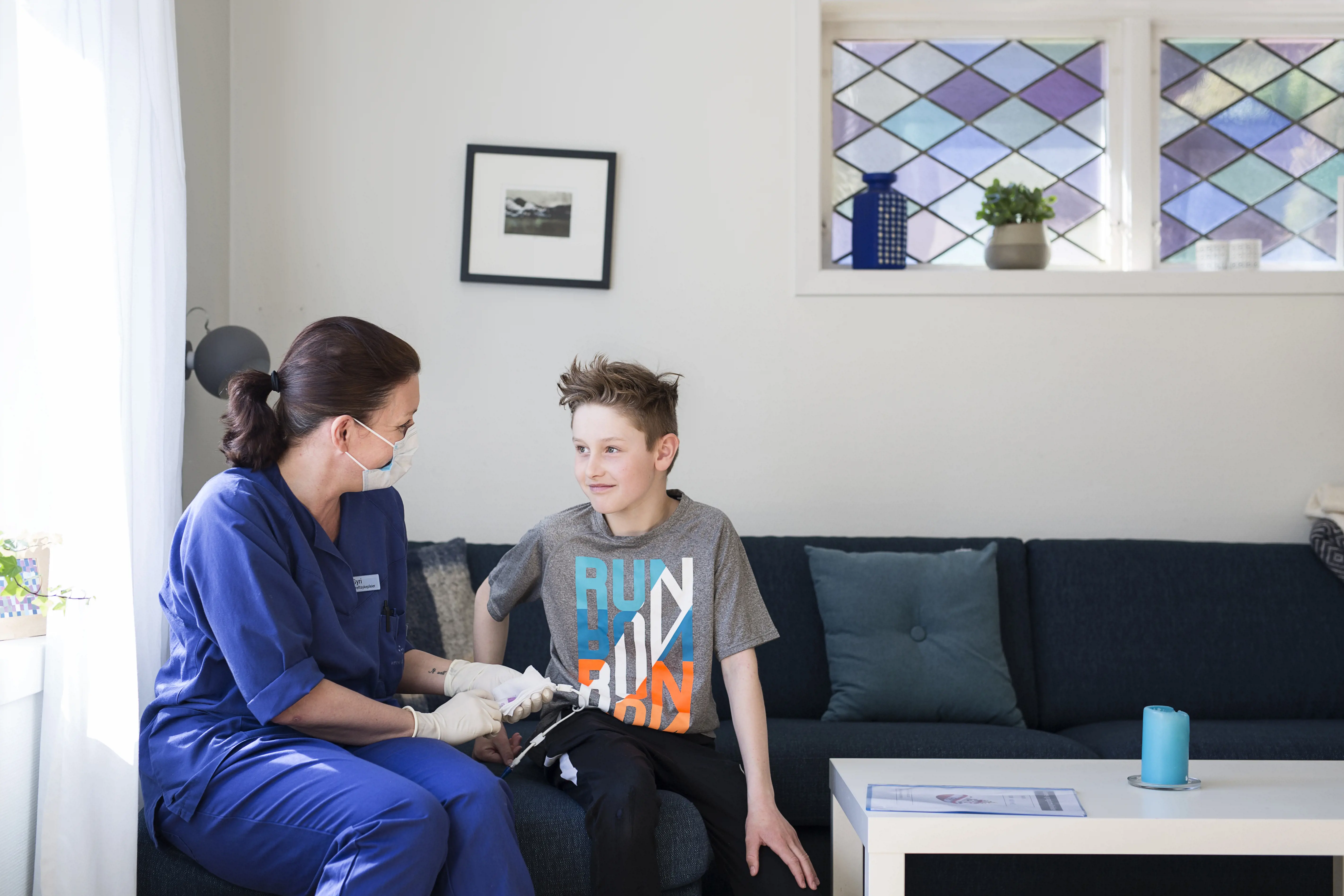 bilde: gutt snakker med sykepleier
