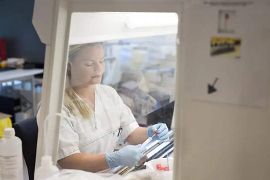 Kvinnelig bioingeniør analyserer luftveisprøve. Foto