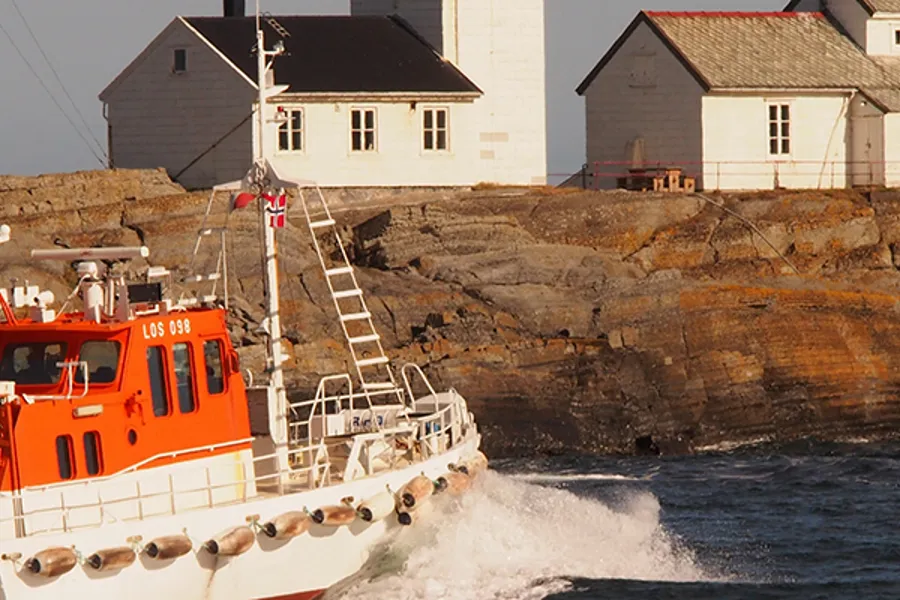 Eksteriør naust og sjøboder ved kai i havn. Foto