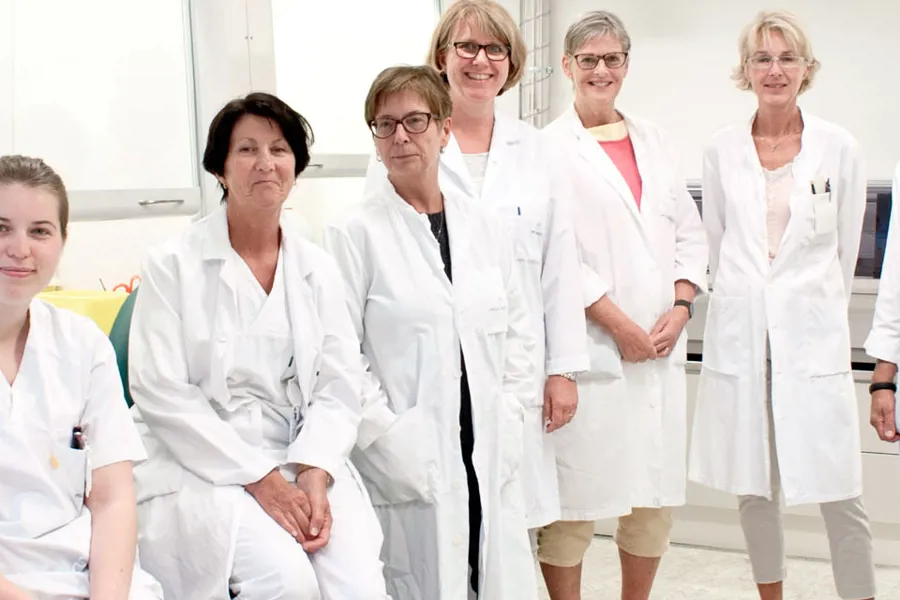 En gruppe mennesker i hvite labfrakker