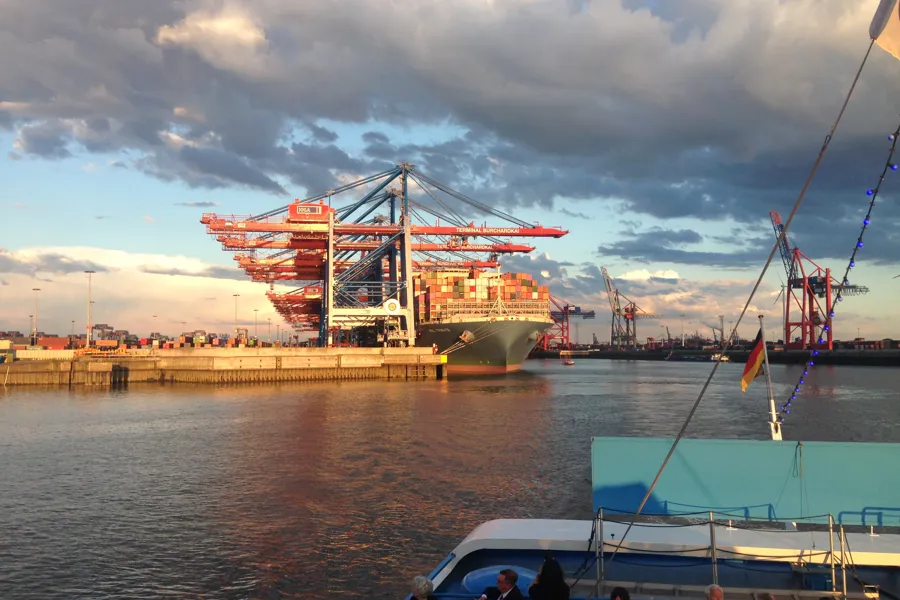 Industrihavn med heisekranser og skipsverft. Foto