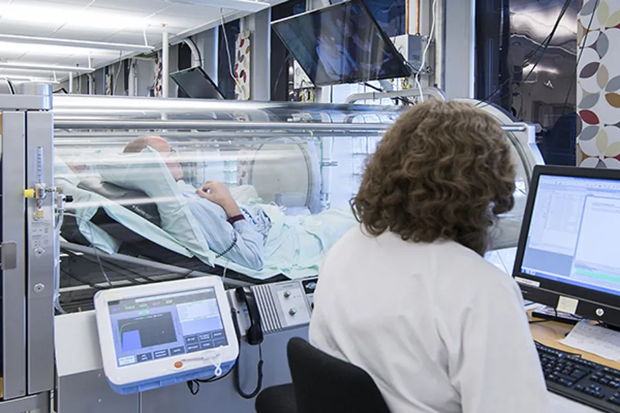 Pasient får oksygenbehandling i trykkammer. Foto