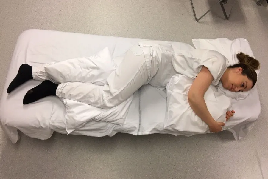 Foto: Sykepleier viser liggestilling