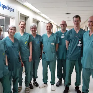 Blå himmel med hvite skyer. Foto