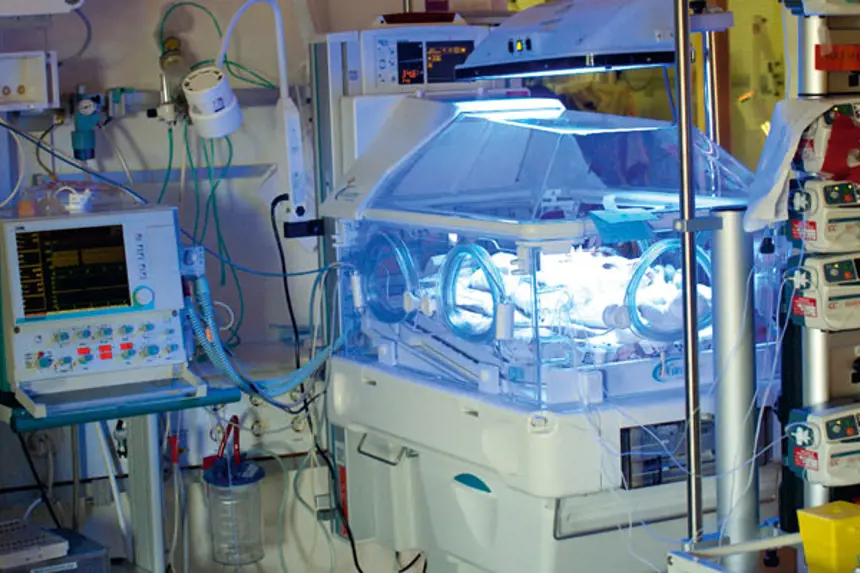 Kuvøse med for tidlig født baby  og utstyr på nyfødtintensiv avdeling. Foto