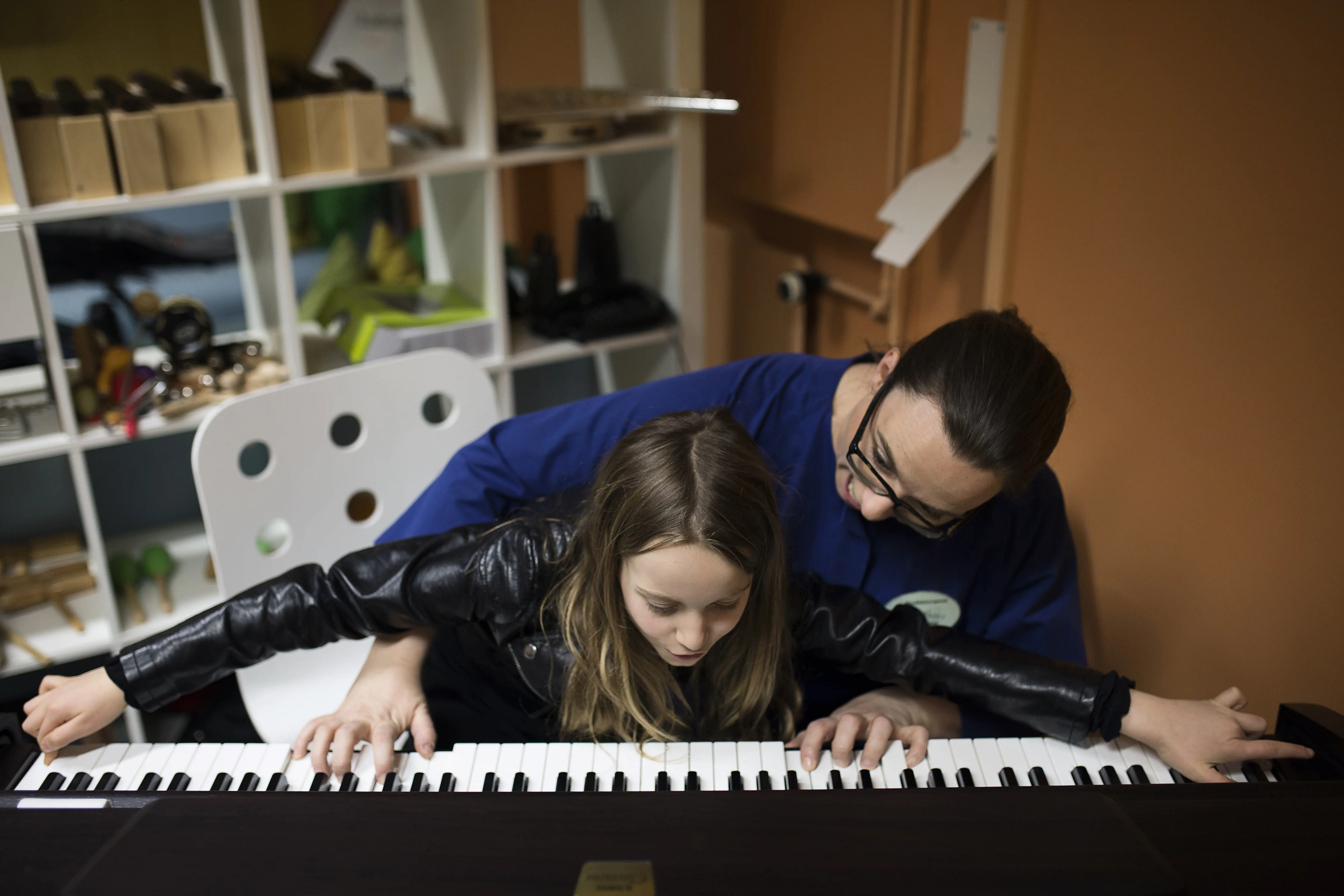 musikkterapeut og jente spiller piano