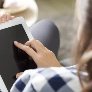 Jente med ipad. foto