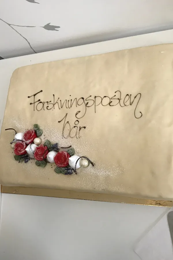 kake med teksten &quot;forskningsposten 10 år&quot;