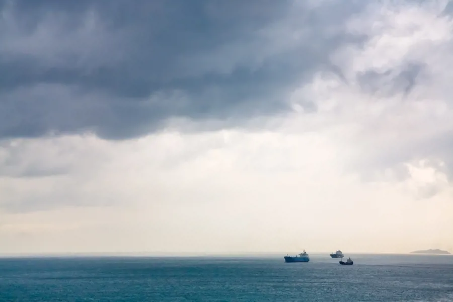 Tre lasteskip på havet. Foto