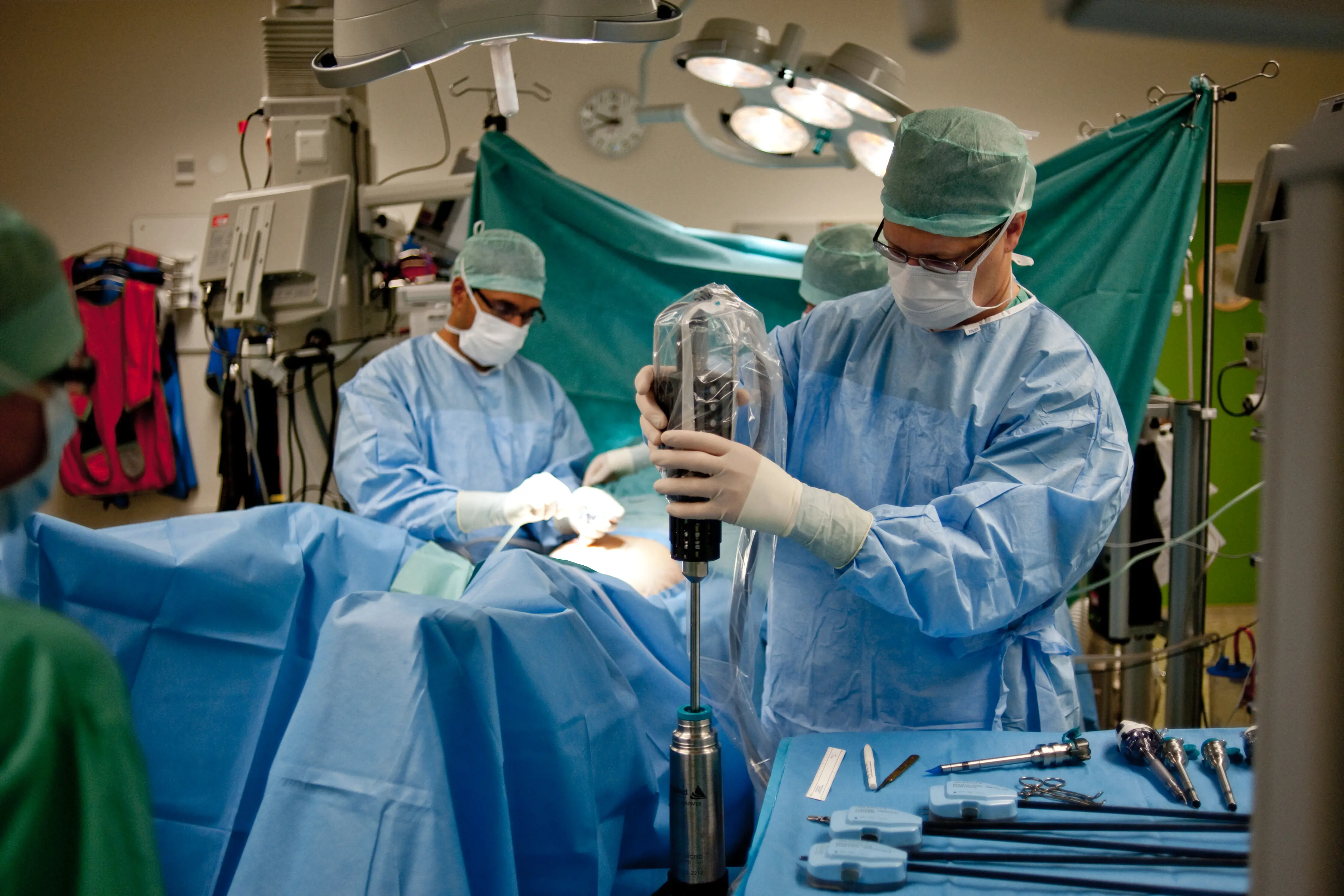 Kirurg som bruker apparatet