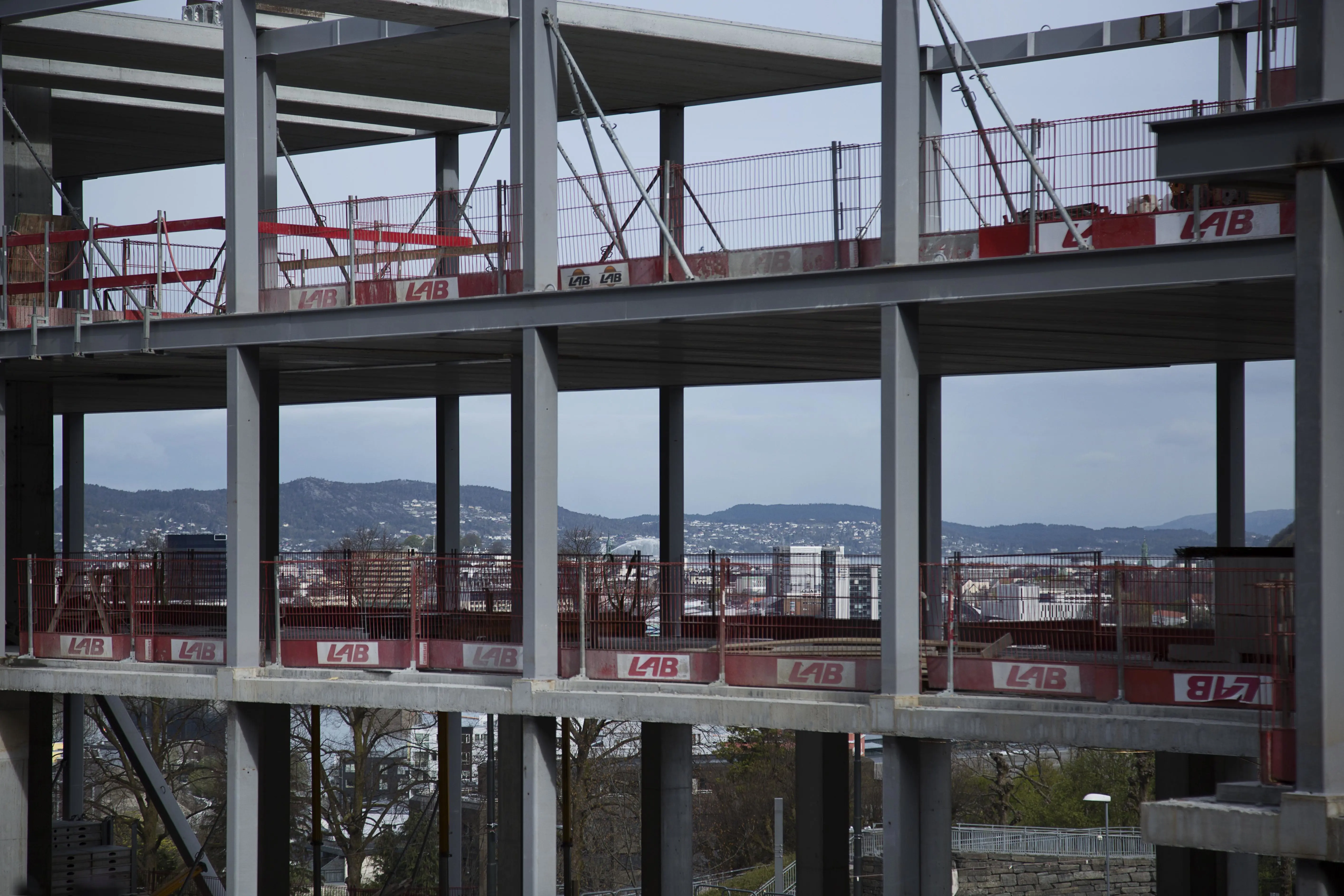 bygget reiser seg.foto