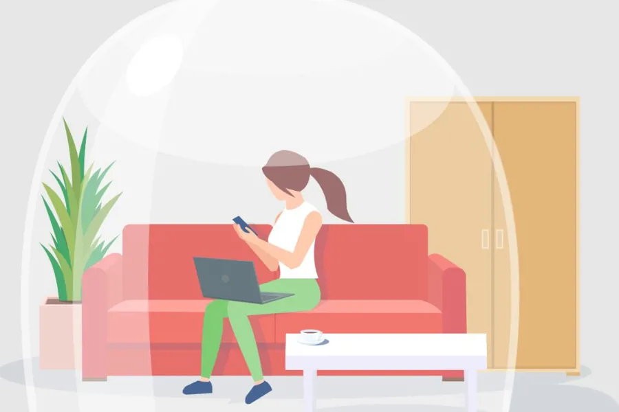 Glasklokke over kvinne i sofa med laptop på fanget, smarttelefon, kaffi på bordet.