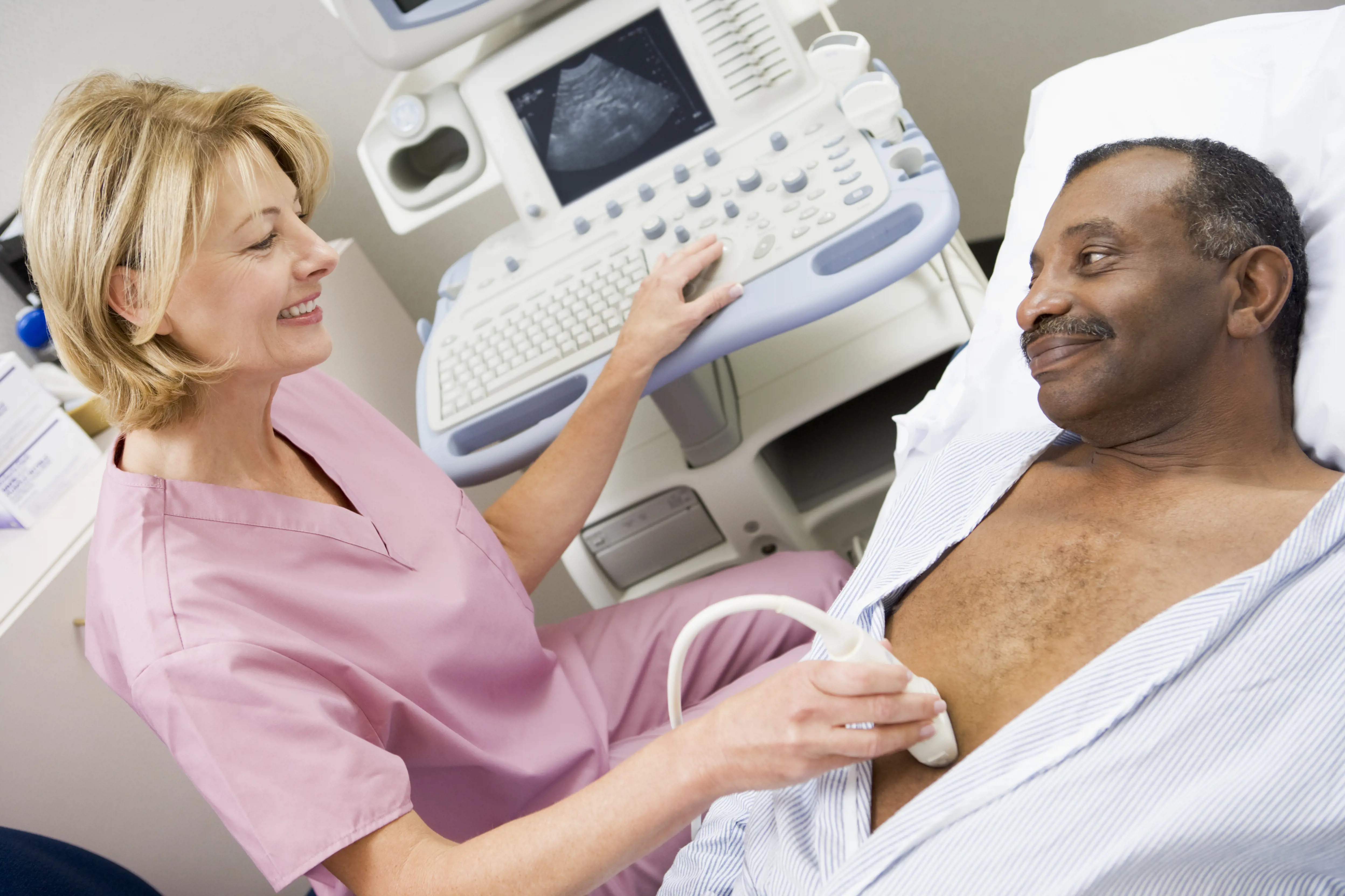 sykepleier tar ultralyd på pasient