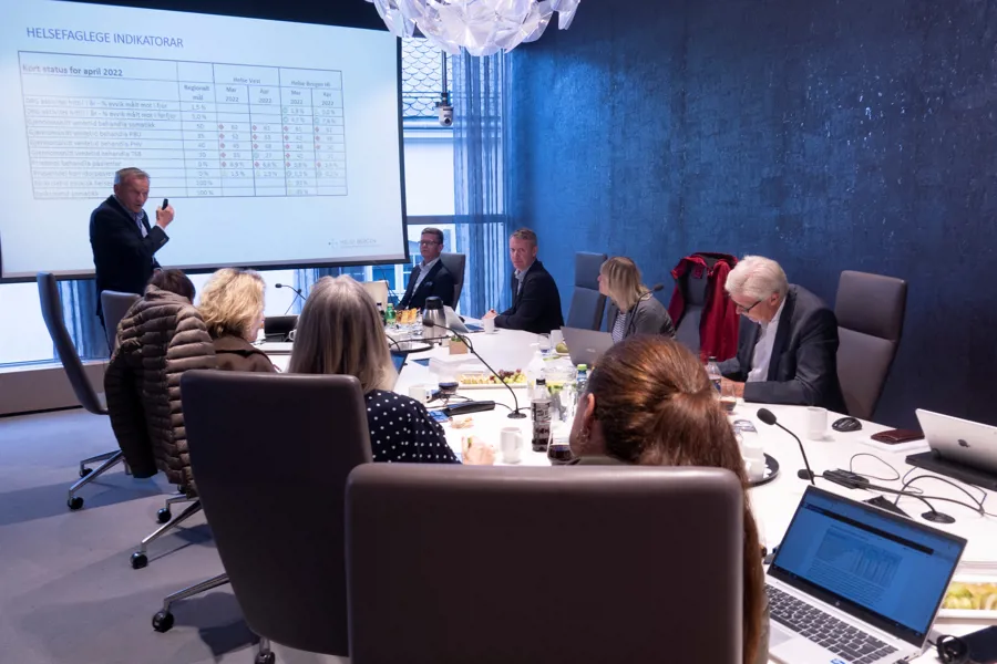 Interiør møterom, styremøte i Helse Bergen, med styremedlemmer rundt møtebord. Foto