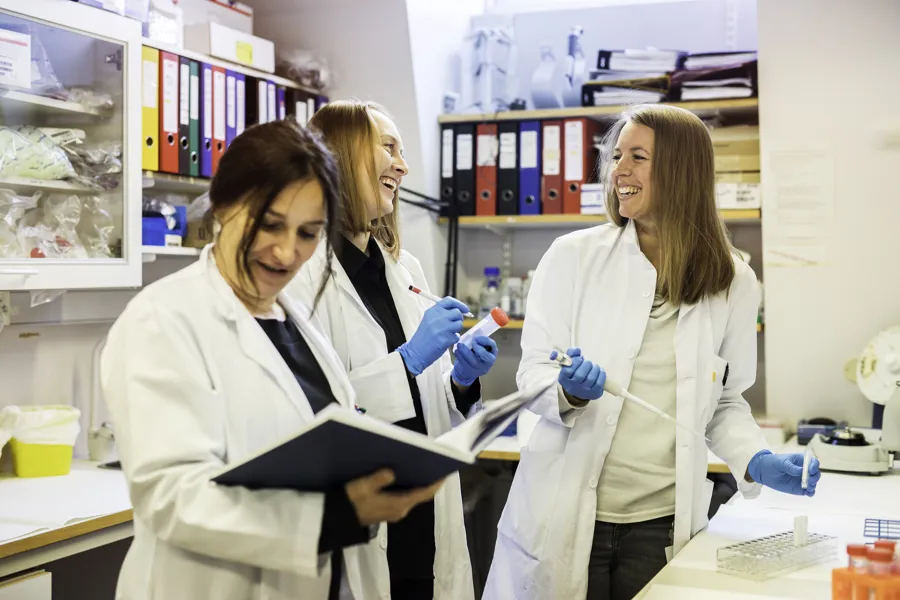 Foto. Tre personer på laboratoriet