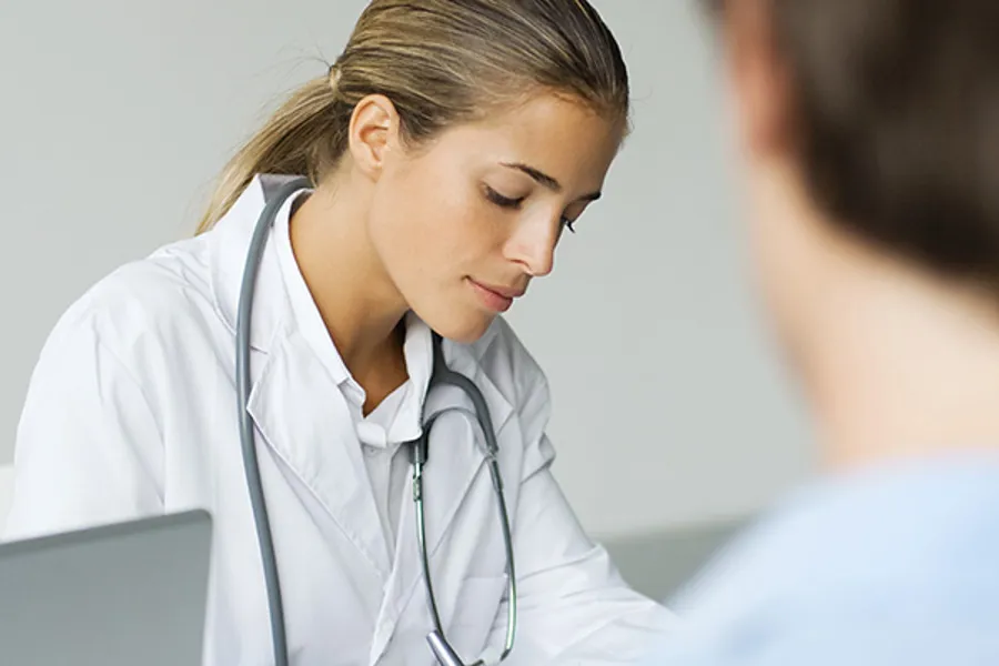 Kvinnelig lege med stetoskop rundt halsen.