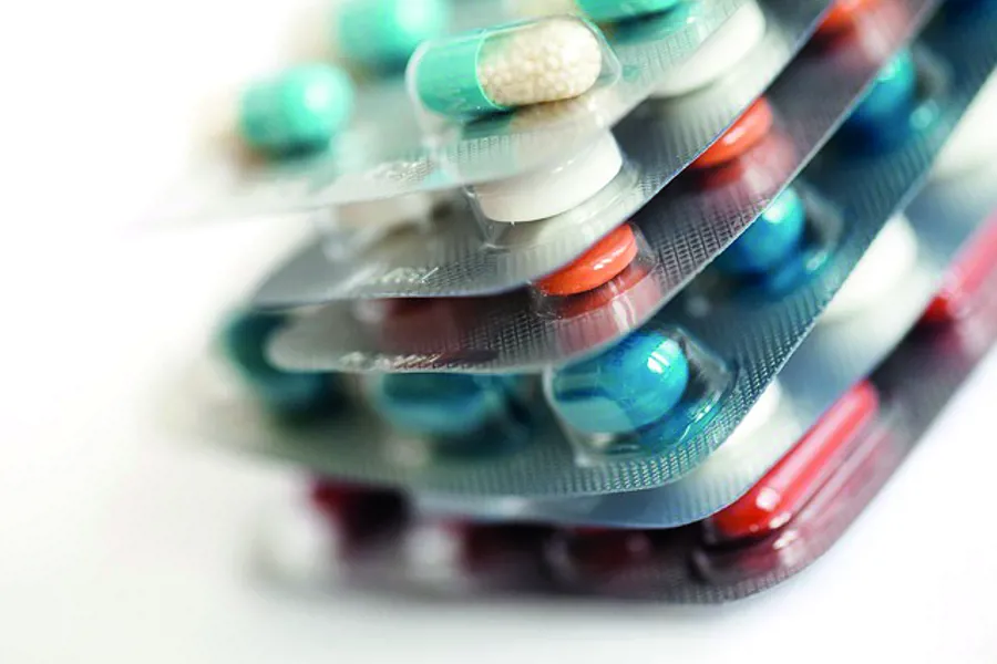 Pillebrett med piller i ulike farger. Foto