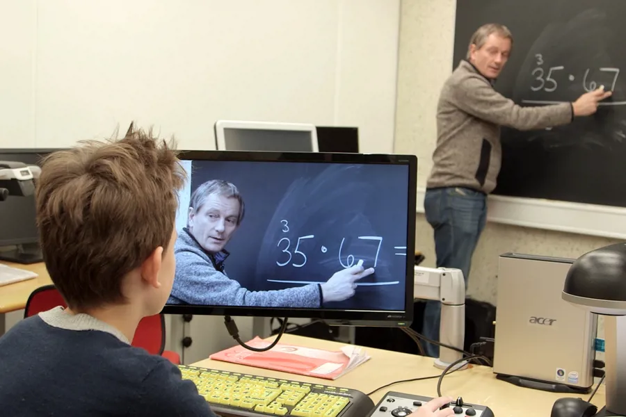 Elev ser på skjermen hva lærer skriver på tavlen.foto.