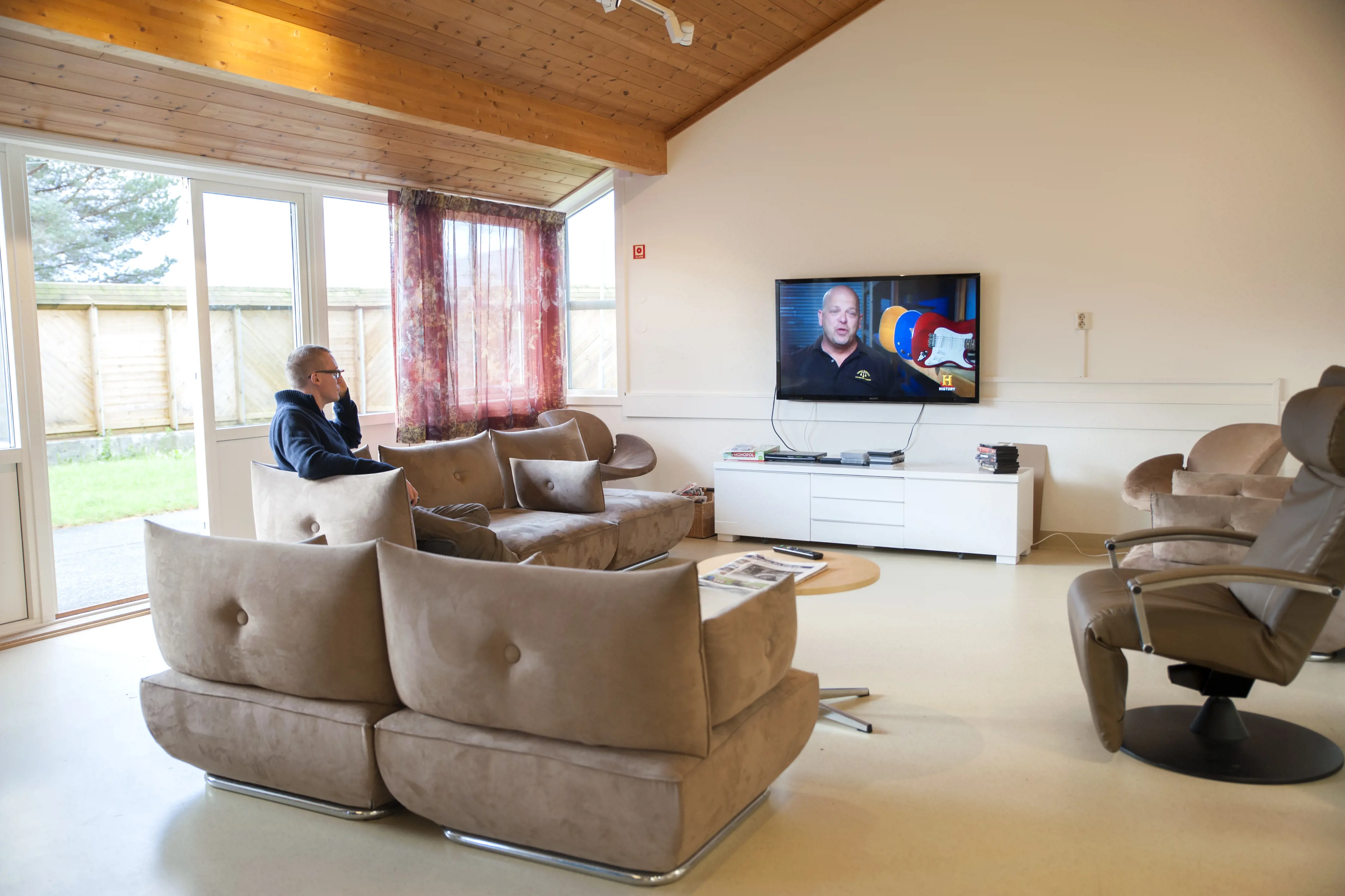 bilde av dagligstuen med sofaer og tv