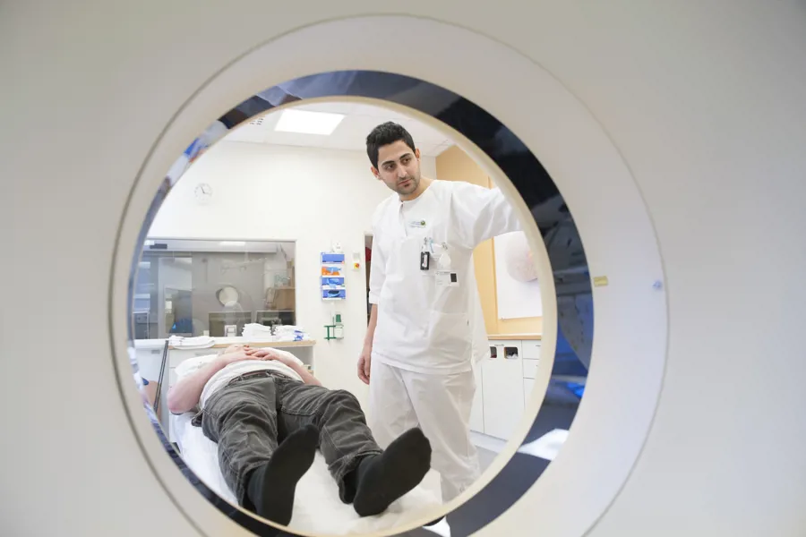 Radiograf forbereder en CT undersøkelse