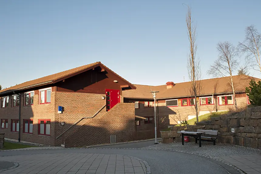 Eksteriør byggene til Bjørgvin DPS på Tertnes. Mursteinsbygg i sol og blå himmel. Foto