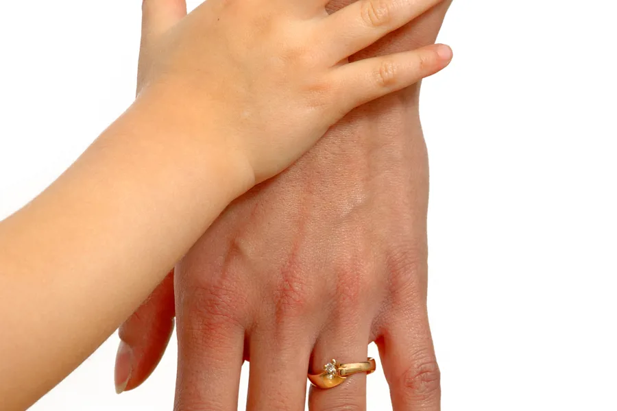 En persons hender som holder en ring
