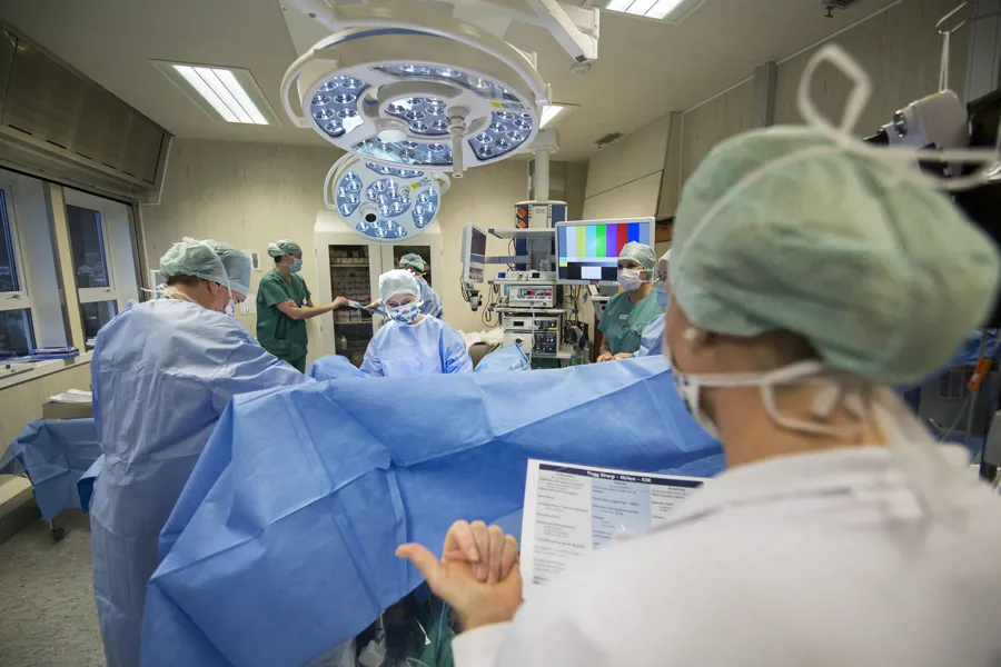 Foto. Kirurgisk sjekkliste i bruk i operasjonssal