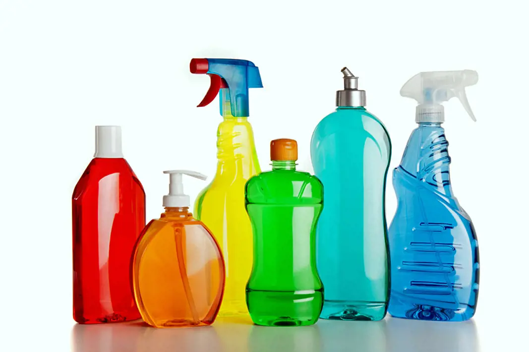 6 ulike flasker for ulike typer vaskemidler uten logo og i regnbuens farger. Foto