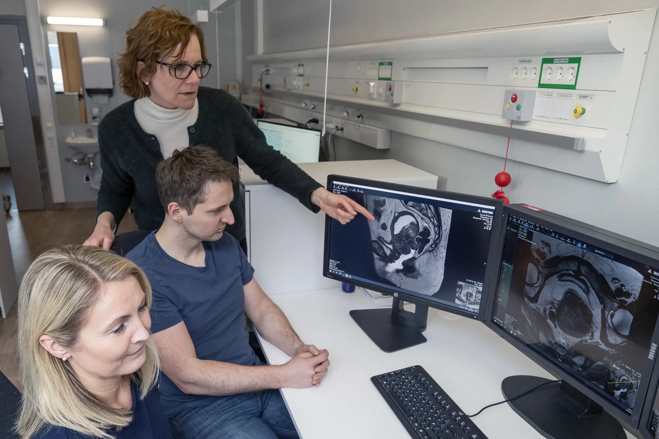 Ingrid Haldorsen og to forskerkolleger foran dataskjermer. Foto