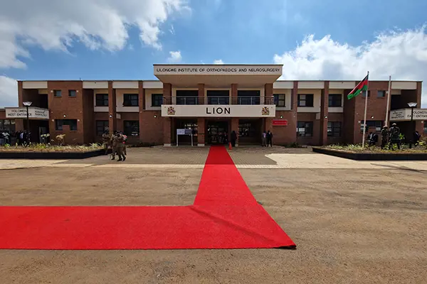 Nytt sjukehusbygg i Malawi med rød løper framfor
