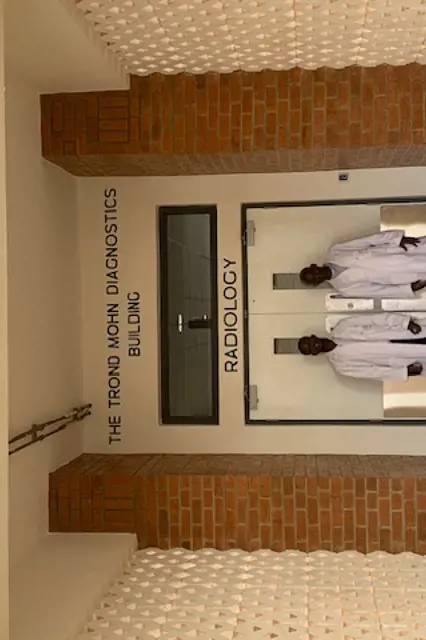 To menn i kvit frakk framfor nytt radiologibygg