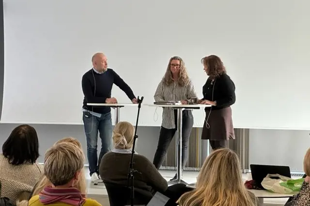 Pål Ove VAdset, Trine Stabenfeldt og Sigrid Himle Iversen på scenen.