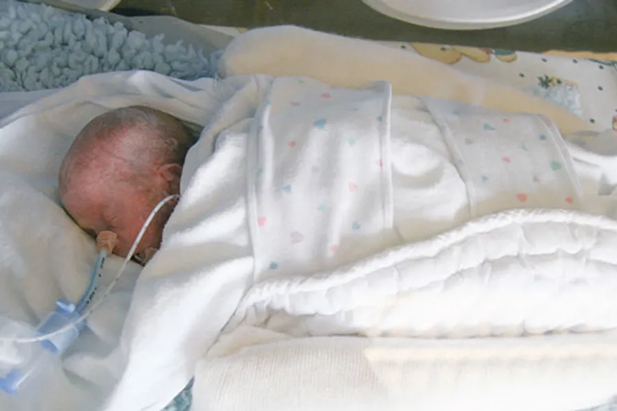 En baby i en sykehusseng
