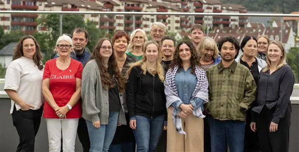 En gruppe mennesker som poserer for et bilde