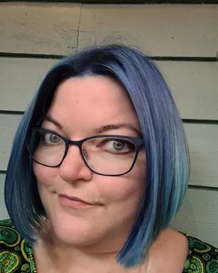 En kvinne med blått hår