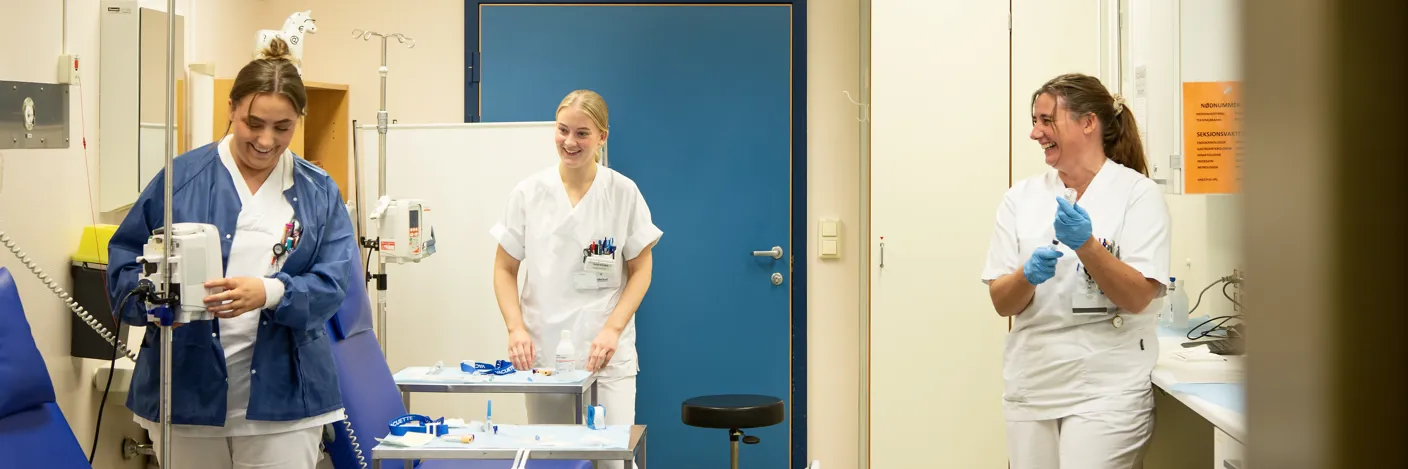 Med klinikk poliklinikk behandlingsrom med liggestol. Sjukepleiar blandar medikament