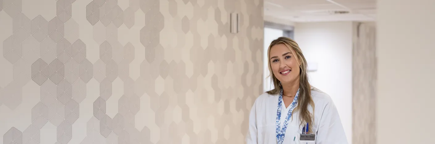 Sosionom i hvit uniform på sykehuset