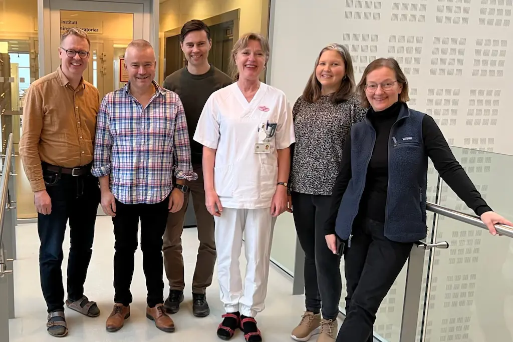 En gruppe mennesker som poserer for et bilde