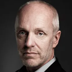 En mann med et alvorlig uttrykk