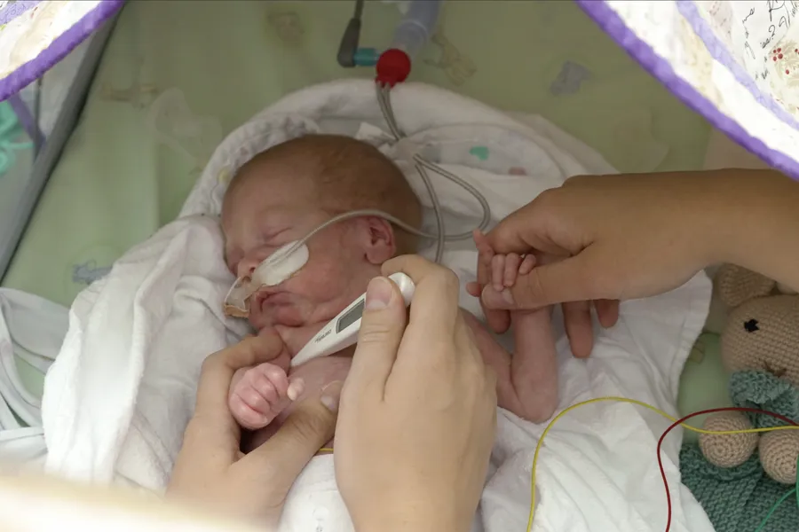 En baby som undersøkes av en sykepleier