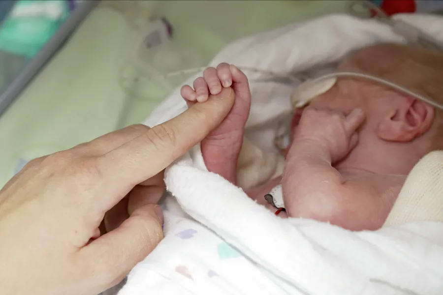 En nyfødt i en sykehusseng