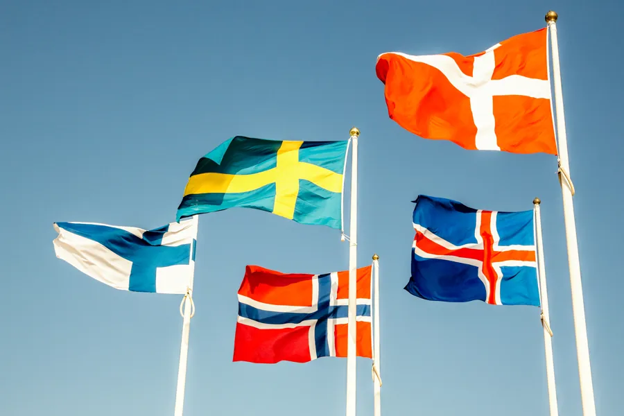 Flaggstenger med de fem nordiske landene sine flagg; norsk, islandsk, dansk, svensk og finsk.