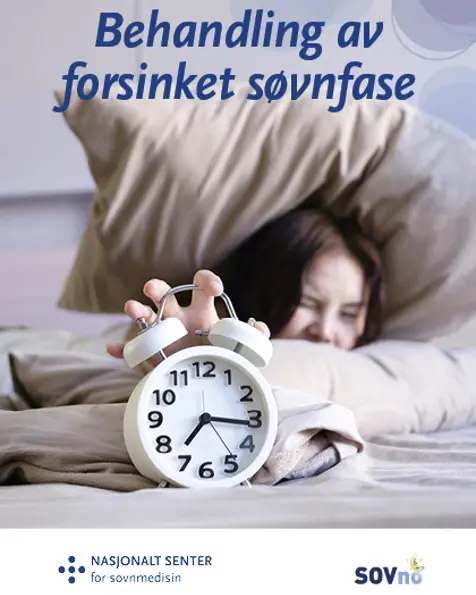 En person som sover i sengen med en klokke