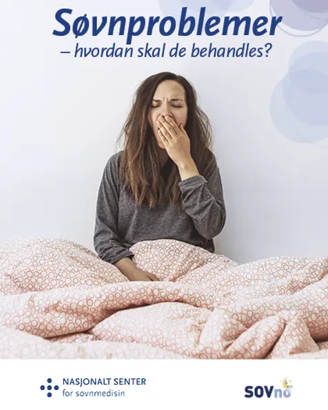 En kvinne som sitter på en seng