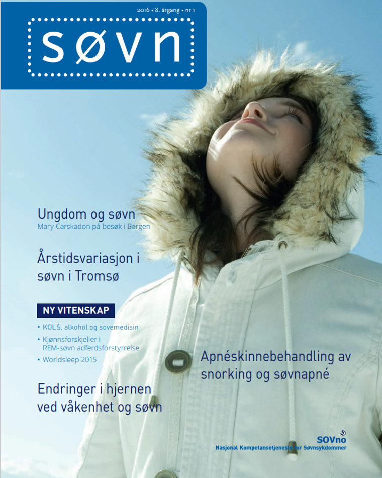 Kvinne i anorakk ser mot solen